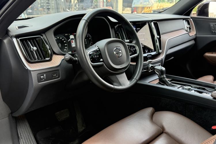 Used Volvo XC60 2021 T5 4x4 Smart Luxury Edition Interior 2