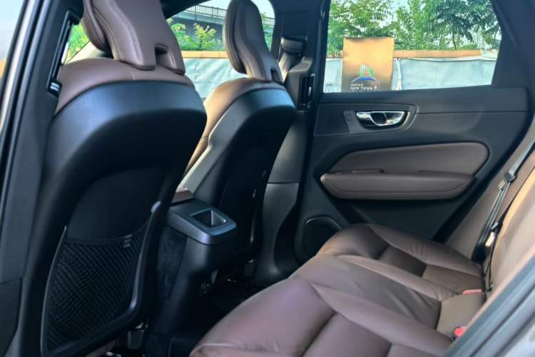 Used Volvo XC60 2021 T5 4x4 Smart Luxury Edition Interior 2