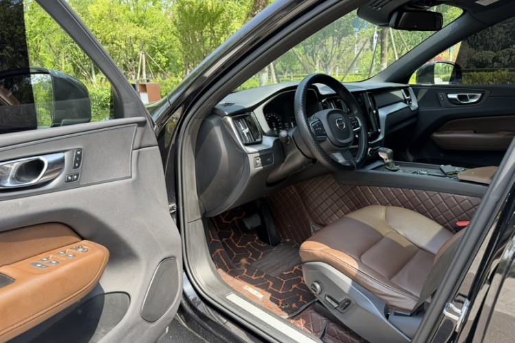 Used Volvo XC60 2021 T5 4x4 Smart Luxury Edition Interior 3