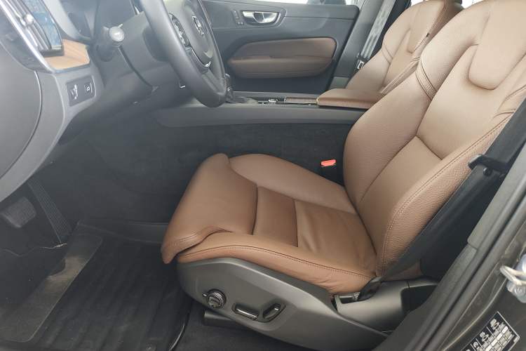 Used Volvo XC60 2021 T5 4x4 Smart Luxury Edition Interior 4
