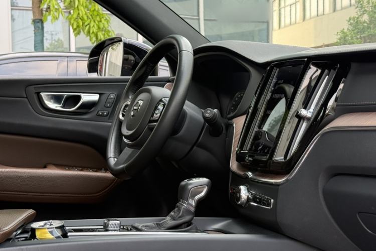 Used Volvo XC60 2021 T5 4x4 Smart Luxury Edition Interior 5