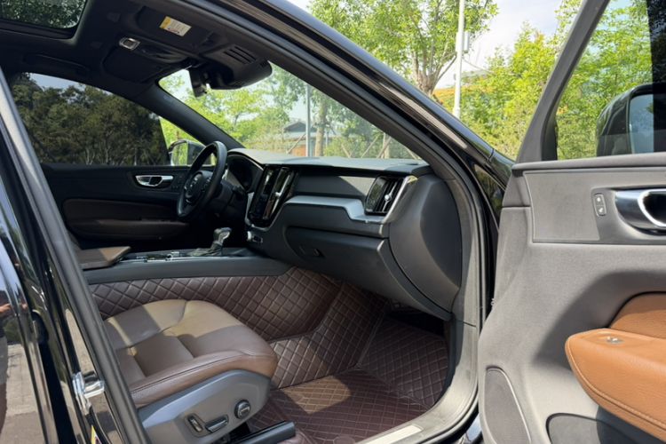 Used Volvo XC60 2021 T5 4x4 Smart Luxury Edition Interior 7