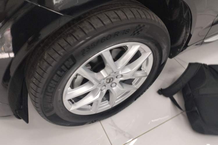 Used Volvo XC60 2021 T5 4x4 Smart Luxury Edition Left Front Wheel Hub
