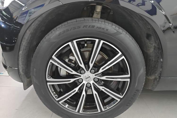 Used Volvo XC60 2021 T5 4x4 Smart Luxury Edition Left Front Wheel Hub