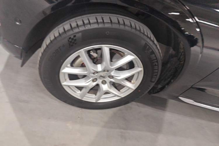 Used Volvo XC60 2021 T5 4x4 Smart Luxury Edition Left Front Wheel Hub