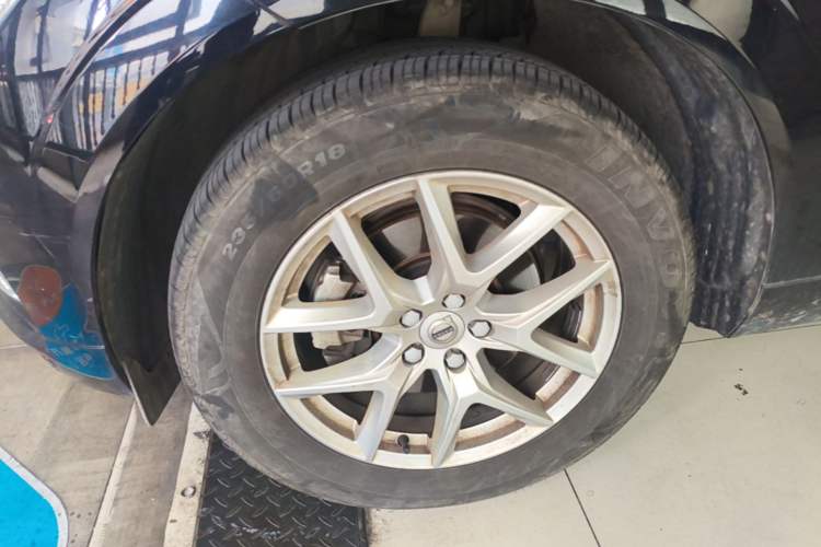 Used Volvo XC60 2021 T5 4x4 Smart Luxury Edition Left Front Wheel Hub