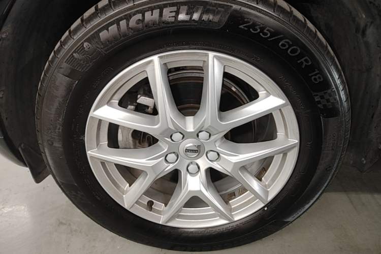 Used Volvo XC60 2021 T5 4x4 Smart Luxury Edition Left Front Wheel Hub