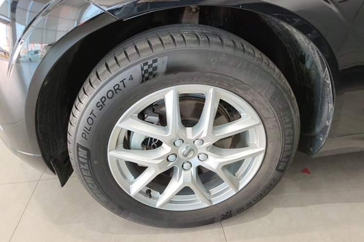 Used Volvo XC60 2021 T5 4x4 Smart Luxury Edition Left Front Wheel Hub