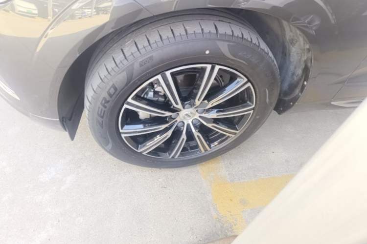 Used Volvo XC60 2021 T5 4x4 Smart Luxury Edition Left Front Wheel Hub