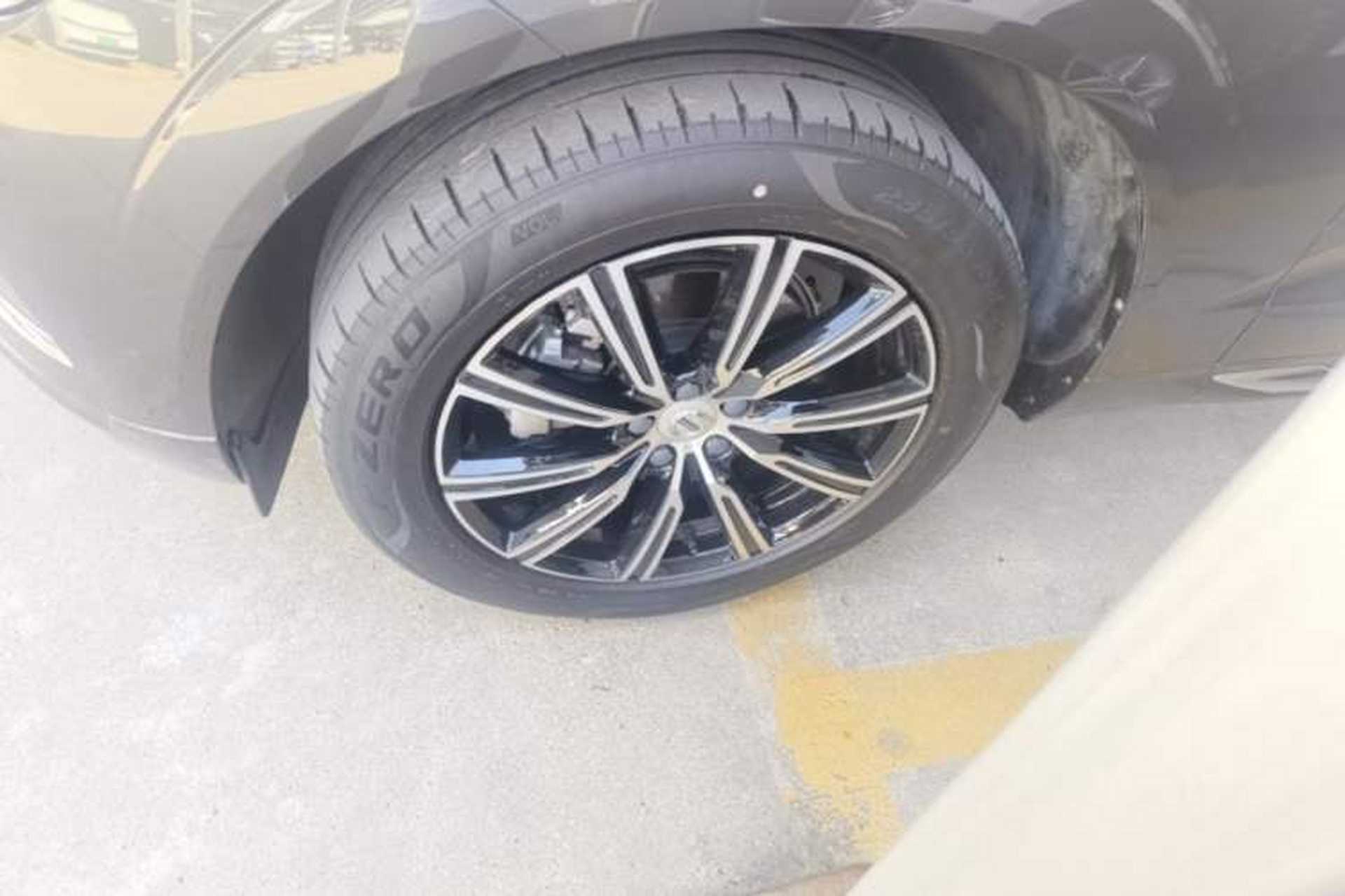 Used Volvo XC60 2021 T5 4x4 Smart Luxury Edition Left Front Wheel Hub