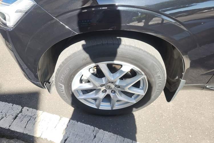 Used Volvo XC60 2021 T5 4x4 Smart Luxury Edition Left Front Wheel Hub