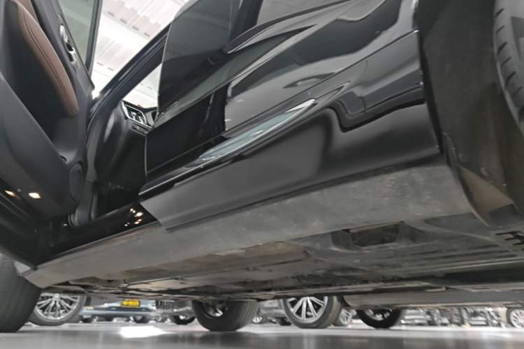 Used Volvo XC60 2021 T5 4x4 Smart Luxury Edition Left Side Sill