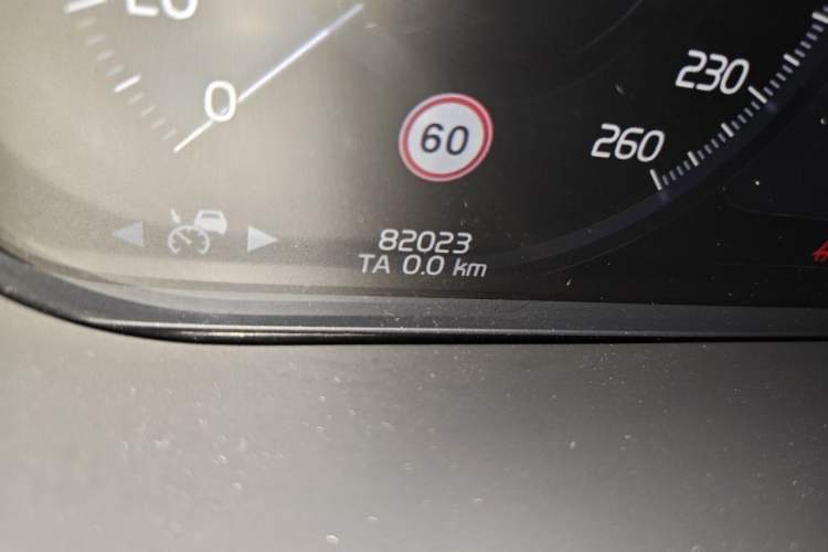 Used Volvo XC60 2021 T5 4x4 Smart Luxury Edition Odometer Close Up
