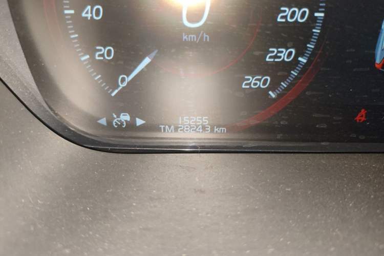 Used Volvo XC60 2021 T5 4x4 Smart Luxury Edition Odometer Close Up