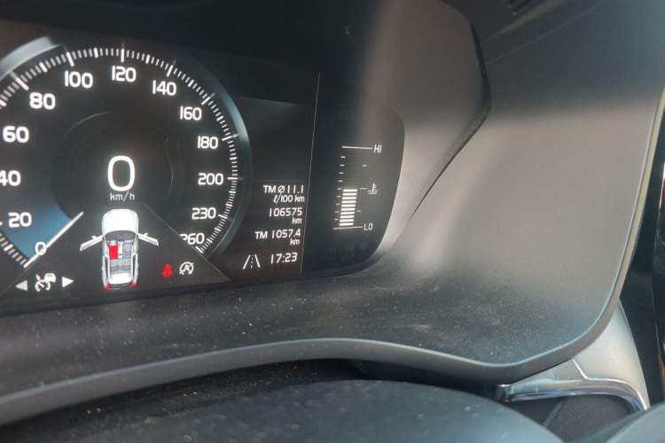 Used Volvo XC60 2021 T5 4x4 Smart Luxury Edition Odometer Close Up