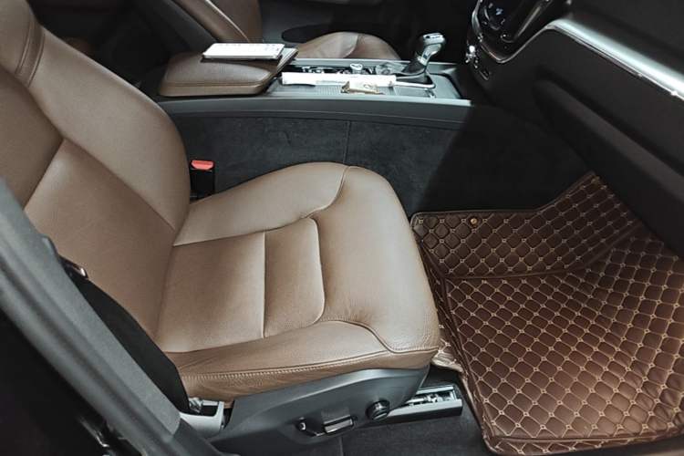 Used Volvo XC60 2021 T5 4x4 Smart Luxury Edition Right Front Seat