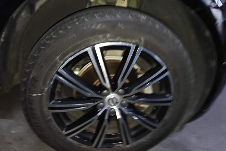 Used Volvo XC60 2021 T5 4x4 Smart Luxury Edition Right Front Wheel Hub