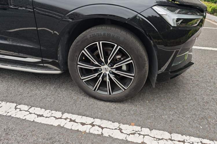 Used Volvo XC60 2021 T5 4x4 Smart Luxury Edition Right Front Wheel Hub