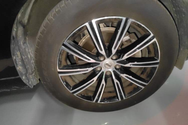 Used Volvo XC60 2021 T5 4x4 Smart Luxury Edition Right Front Wheel Hub
