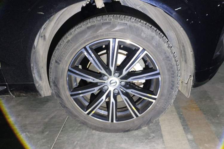 Used Volvo XC60 2021 T5 4x4 Smart Luxury Edition Right Front Wheel Hub