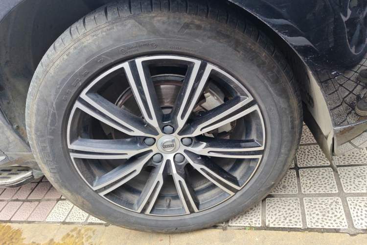 Used Volvo XC60 2021 T5 4x4 Smart Luxury Edition Right Front Wheel Hub