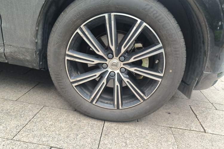 Used Volvo XC60 2021 T5 4x4 Zhiya Luxury Edition Right Front Wheel Hub