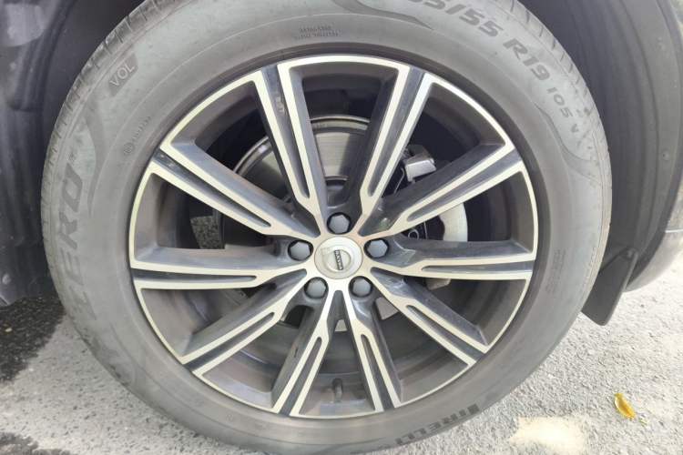 Used Volvo XC60 2021 T5 4x4 Smart Luxury Edition Right Front Wheel Hub