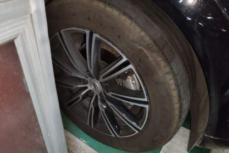 Used Volvo XC60 2021 T5 4x4 Smart Luxury Edition Right Front Wheel Hub