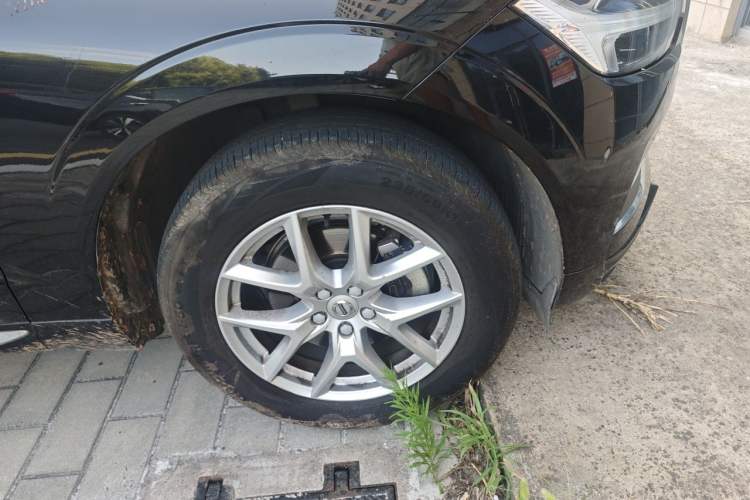 Used Volvo XC60 2021 T5 4x4 Smart Luxury Edition Right Front Wheel Hub