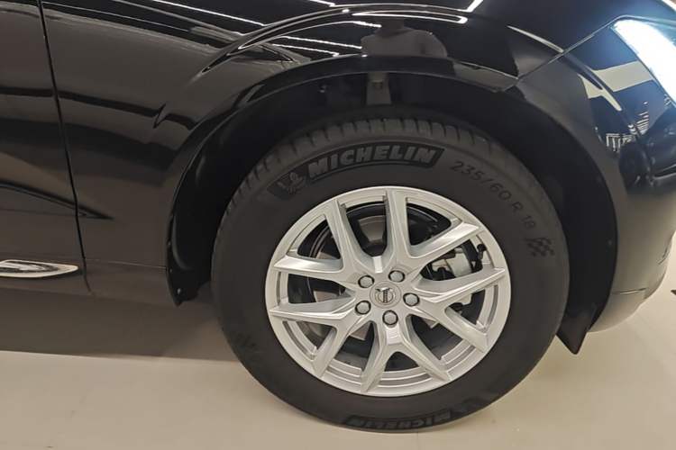 Used Volvo XC60 2021 T5 4x4 Smart Luxury Edition Right Front Wheel Hub
