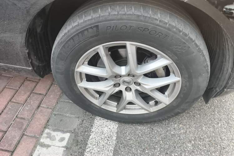 Used Volvo XC60 2021 T5 4x4 Smart Luxury Edition Right Front Wheel Hub