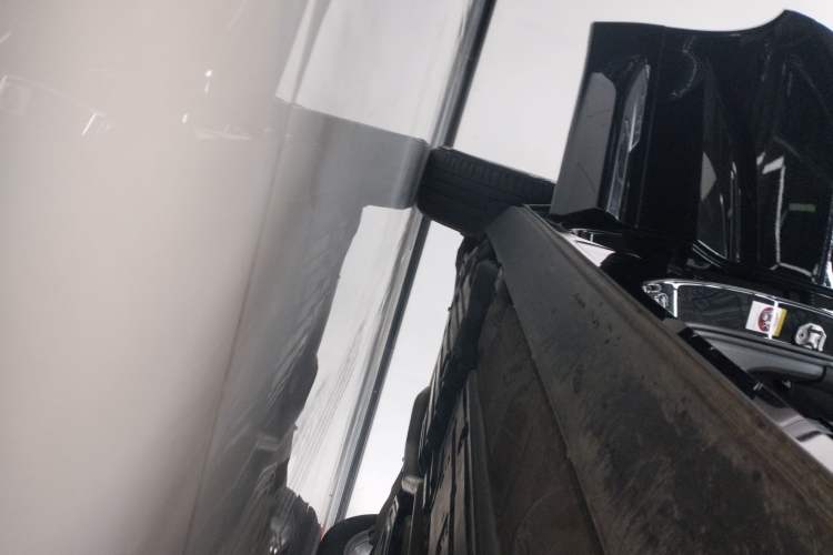 Used Volvo XC60 2021 T5 4x4 Smart Luxury Edition Right Side Sill