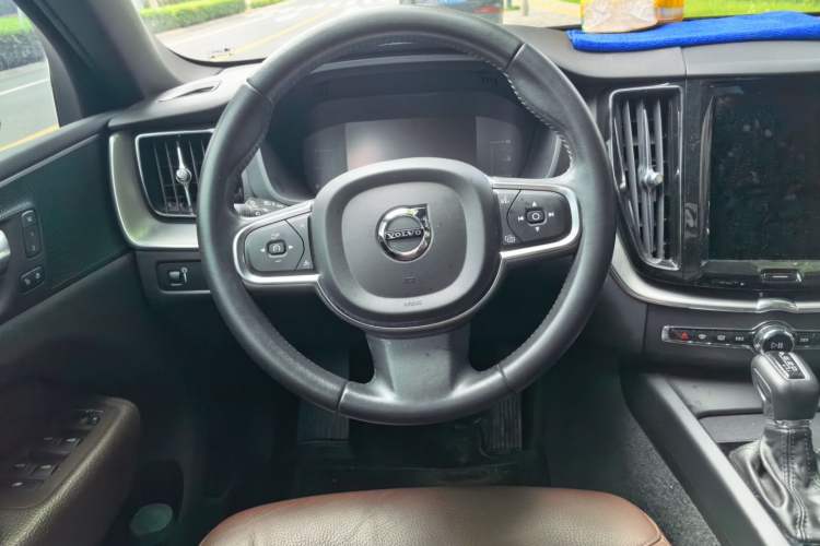 Used Volvo XC60 2021 T5 4x4 Smart Luxury Edition Steering Wheel