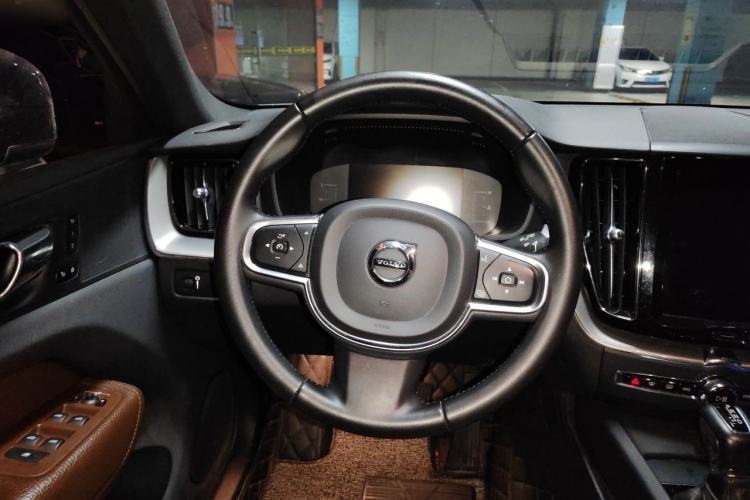 Used Volvo XC60 2021 T5 4x4 Smart Luxury Edition Steering Wheel