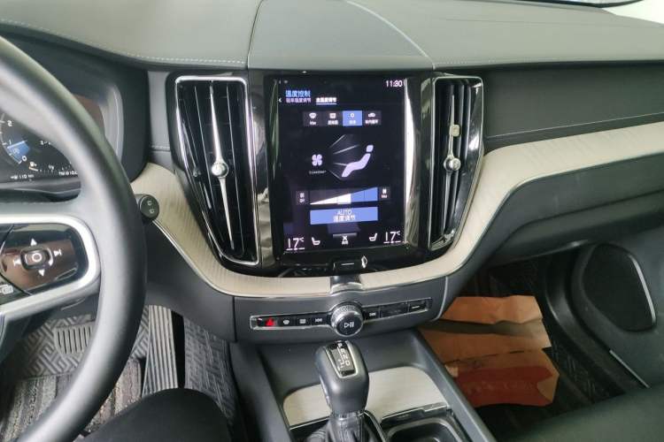 Used Volvo XC60 2021 T5 4x4 Smart Luxury Edition Audio And AC Panel
