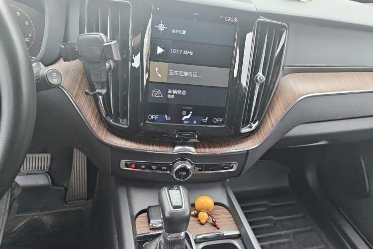 Used Volvo XC60 2021 T5 4x4 Smart Luxury Edition Audio And AC Panel