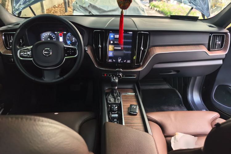 Used Volvo XC60 2021 T5 4x4 Smart Luxury Edition Center Console