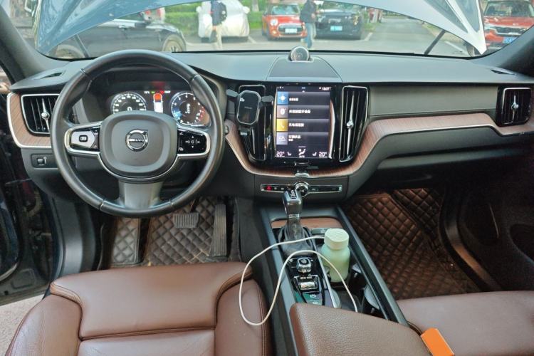 Used Volvo XC60 2021 T5 4x4 Smart Luxury Edition Center Console