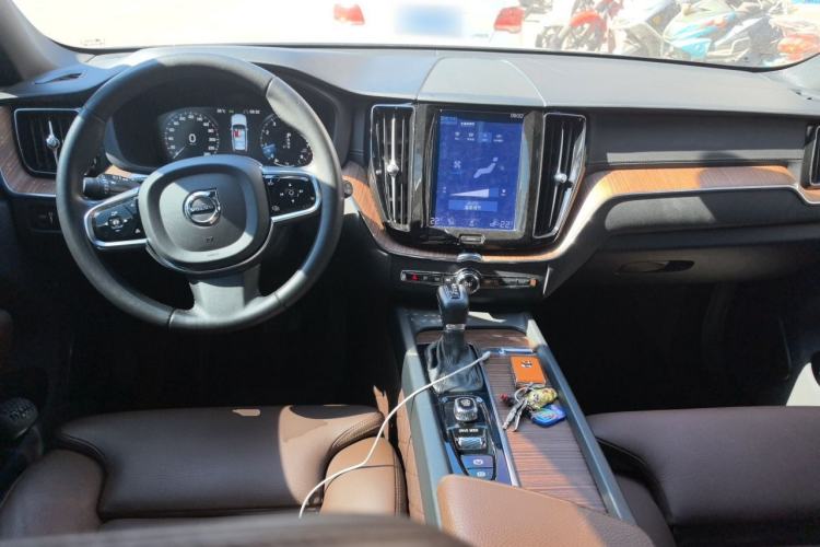 Used Volvo XC60 2021 T5 4x4 Smart Luxury Edition Center Console