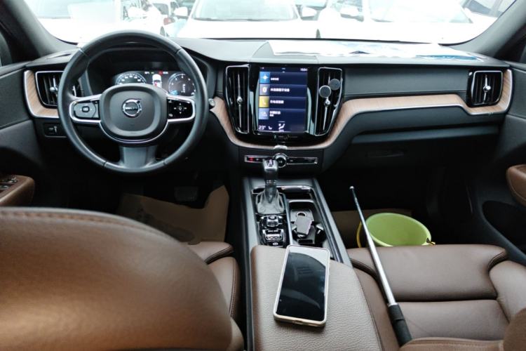Used Volvo XC60 2021 T5 4x4 Smart Luxury Edition Center Console