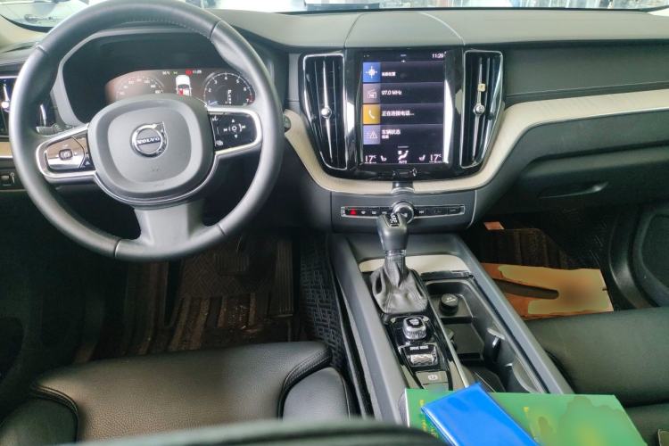 Used Volvo XC60 2021 T5 4x4 Smart Luxury Edition Center Console