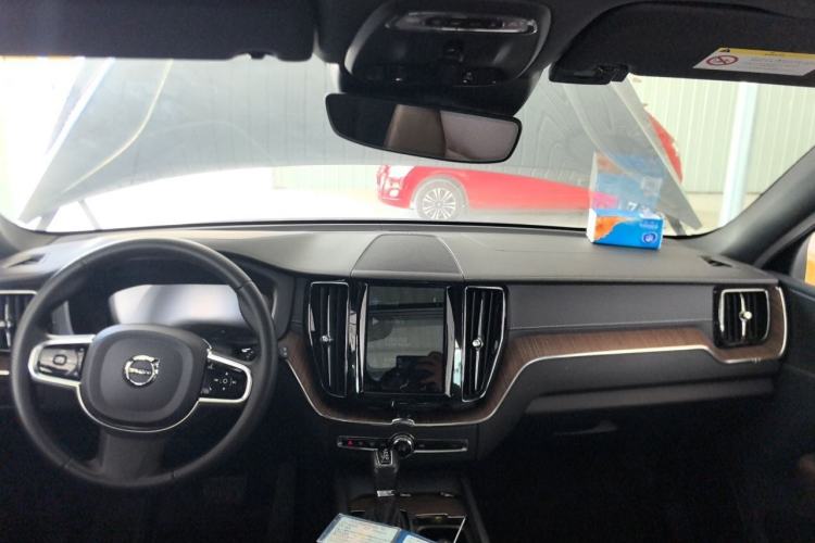 Used Volvo XC60 2021 T5 4x4 Smart Luxury Edition Center Console