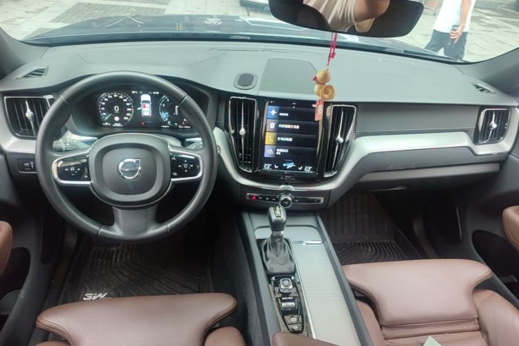 Used Volvo XC60 2021 T5 4x4 Smart Luxury Edition Center Console