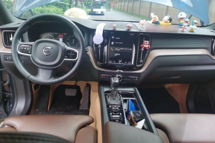 Used Volvo XC60 2021 T5 4x4 Smart Luxury Edition Center Console