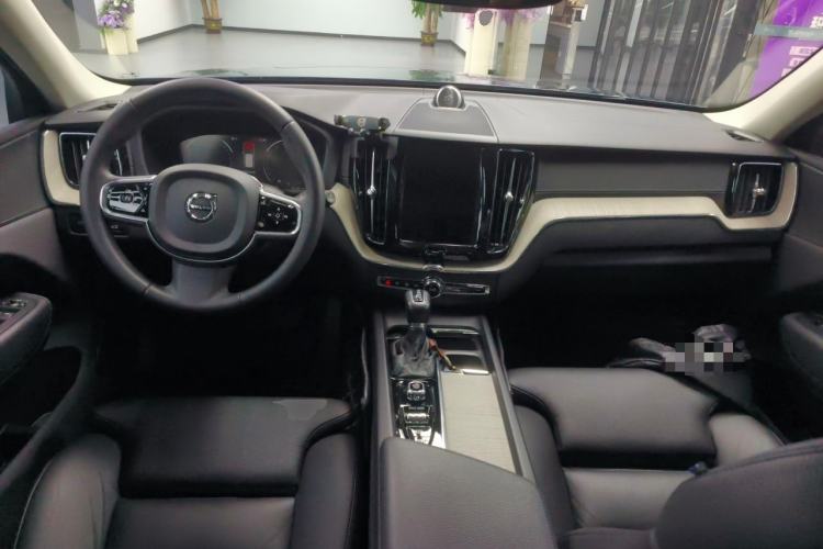 Used Volvo XC60 2021 T5 4x4 Smart Luxury Edition Center Console