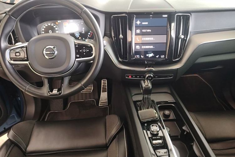 Used Volvo XC60 2021 T5 4x4 Smart & Advanced Sport Edition Center Console