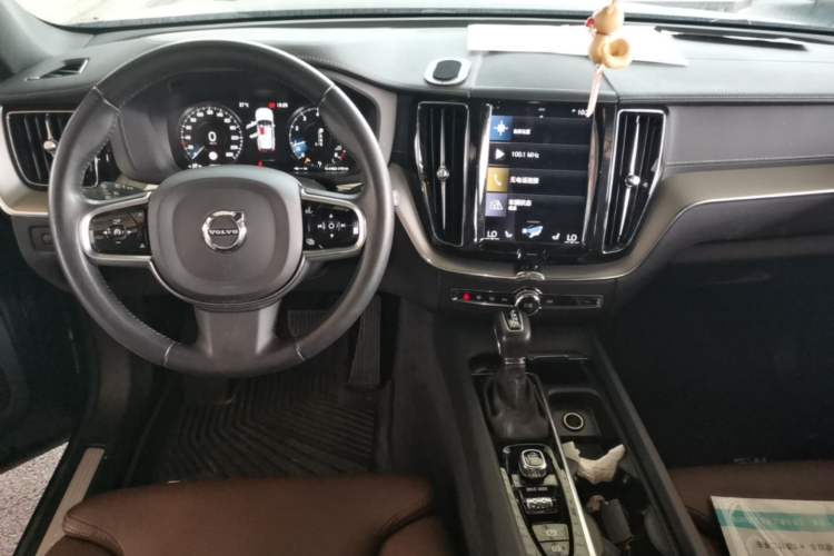 Used Volvo XC60 2021 T5 4x4 Smart Luxury Edition Center Console