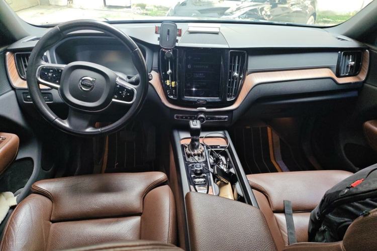 Used Volvo XC60 2021 T5 4x4 Smart Luxury Edition Center Console