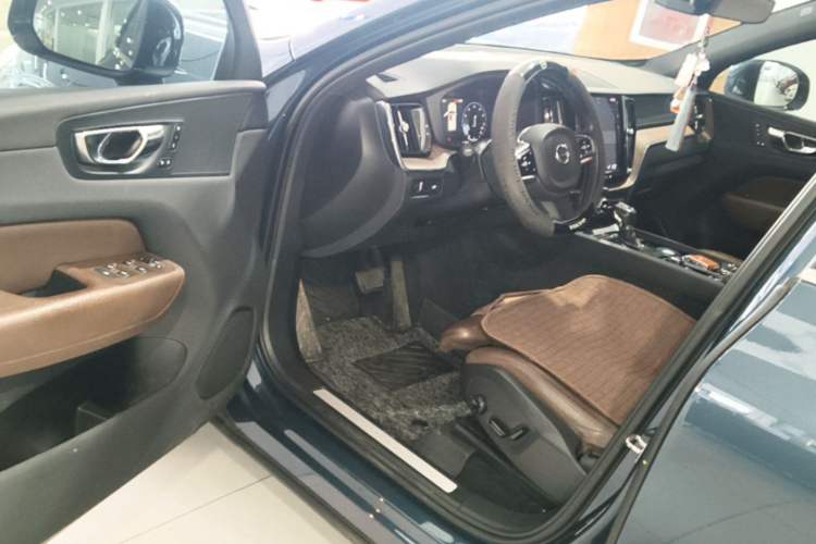 Used Volvo XC60 2021 T5 4x4 Smart Luxury Edition Driver Seat