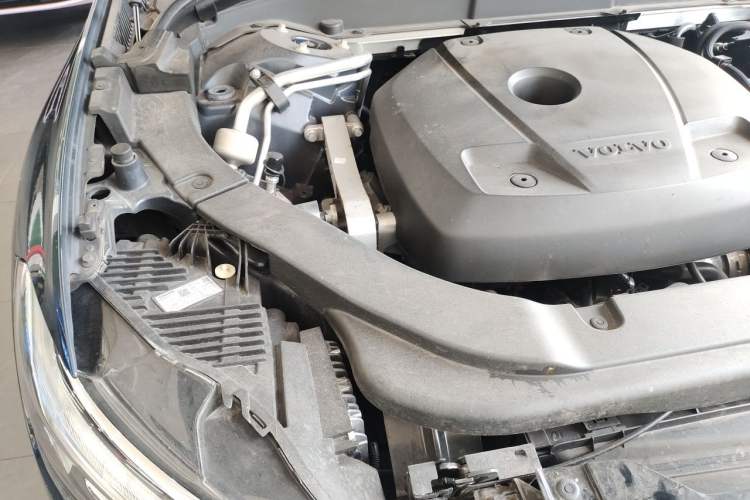 Used Volvo XC60 2021 T5 4x4 Smart Luxury Edition Engine Bay Right